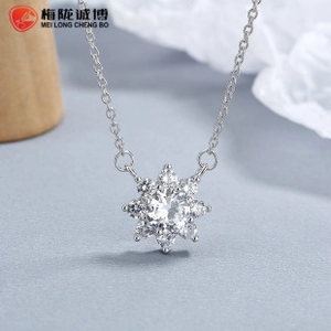 Détail macro du collier flocon de neige avec pierre centrale et accents de diamants