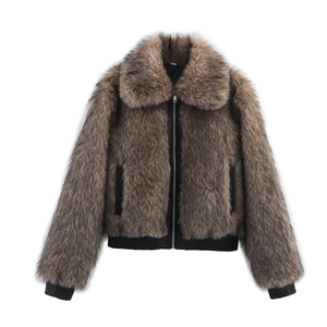 Braune Kunstpelzjacke mit schwarzen Strickbündchen und silbernem Reißverschluss vorne