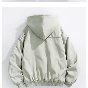Achteraanzicht van een lichtgroene parka met capuchon, bontkraag en geribbelde zoom