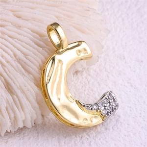 Pendentif lettre C bicolore avec placage à l'or et micro-pavage en zircone cubique