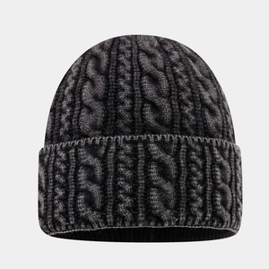 Détail de la texture en maille torsadée anthracite et du large bord replié du bonnet d'hiver