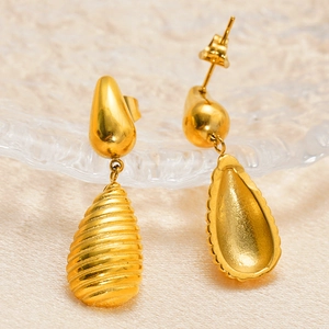 Golden teardrop earrings in titanium steel with textured ridges and polished 18K finish