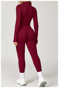 Détail de l'ensemble de yoga bordeaux avec legging plissé et haut à col montant zippé