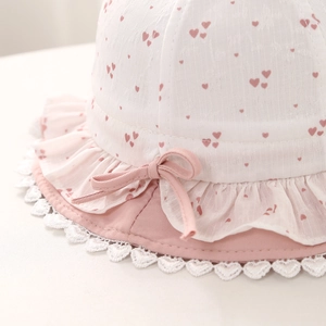 Baby Sonnenhut mit Herzmuster, Spitzen-Rüschenkrempe und feiner Schleife in Rosa