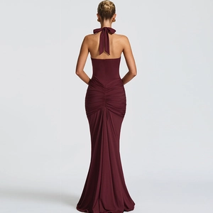 Détails de la robe de soirée dos nu bordeaux avec nœud licou et drapé plissé sur les hanches