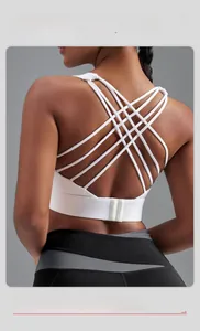 Détail du soutien-gorge de sport blanc avec design croisé au dos et texture élastique