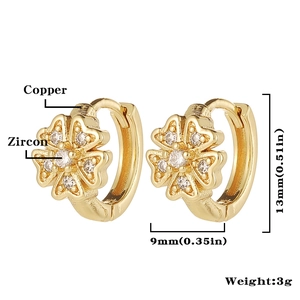 Detalle de pendientes de trébol en latón dorado con circonitas y dimensiones