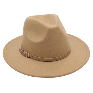 Détail du chapeau fedora en laine camel avec bande en cuir fine et boucle dorée