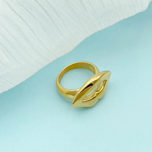 Minimalist 14K gold plated titanium steel ring with oversized kiss lip design