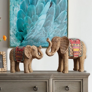 Figurines d'éléphants vintage avec texture tissée et motifs ethniques décoratifs