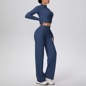 Détail d'un ensemble de yoga bleu marine avec passe-pouces et pantalon large