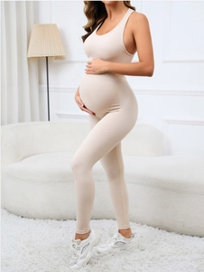 Détail d'un ensemble de yoga maternité sans couture beige avec legging et haut sport