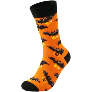 Dettaglio calzino arancione di Halloween con motivi neri di pipistrelli e zucche