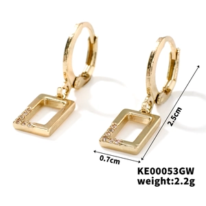Detail view of gold rectangle earrings with dimensions 2.5cm by 0.7cm and weight 2.2g