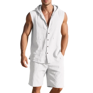 Herren Set aus weißem ärmellosem Kapuzenhemd und Shorts aus atmungsaktivem Baumwollleinen