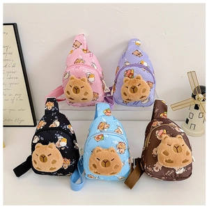 Detailansicht fünf bunter Kinder-Brusttaschen mit Capybara-Motiv in verschiedenen Farben