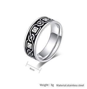 Détail de la bague 8mm en acier inoxydable avec nœud celtique, émail noir et zircons