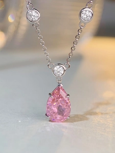 Detailansicht eines tropfenförmigen rosa Edelstein-Anhängers mit Silberfassung
