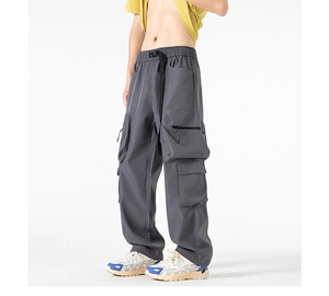 Vista dettagliata dei pantaloni cargo grigio scuro con tasche funzionali e cintura fibbia