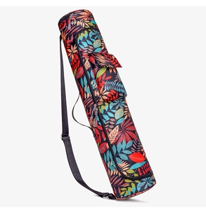 Vue détaillée du sac pour tapis de yoga noir avec imprimé feuilles et bandoulière réglable