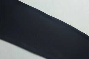Détail du tissu bleu marine et de la maille grise respirante sur cet ensemble chic