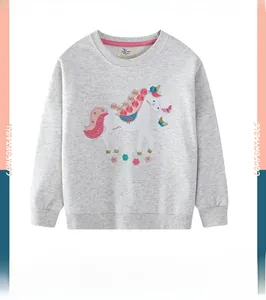 Detail eines grauen Kinder-Sweatshirts mit Einhorn-Stickerei und Rippstrickbündchen