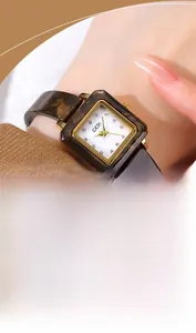 Nahaufnahme der Vintage-Uhr mit Schildpatt-Lünette und Perlmutt-Zifferblatt am Handgelenk