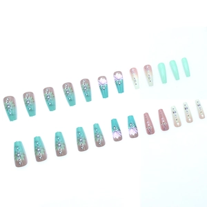 Faux ongles dégradés verts avec fleurs en relief 3D et strass, forme cercueil long