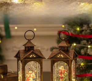 Nahaufnahme der Vintage-Weihnachtslaternen aus Bronze mit Weihnachtsmann und Schneemann