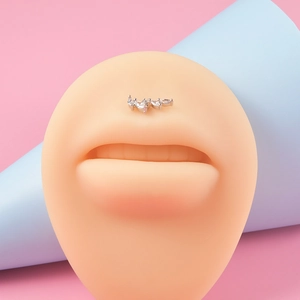 Clou de labret à filetage interne avec zircons marquise sur un modèle de lèvre