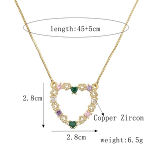 Détail du collier pendentif cœur avec zircons colorés et chaîne box plaquée or