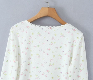 Gros plan du cardigan en maille fleurie avec col en dentelle festonnée et texture