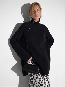Damen Strickjacke in Schwarz mit Rollkragen, seitlichem Reißverschluss und lockerem Schnitt