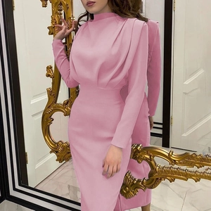 Roze jurk met lange mouwen en coltrui met tailleplooien en slanke pasvorm