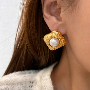 Vintage 18k gold plated hammered rhombic earrings with pearls on model's ear