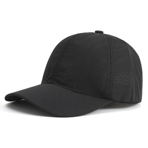 Détail du tissu en maille respirante noire de la casquette de baseball montrant la texture