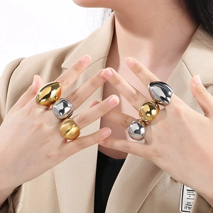 Minimalistische klobige geometrische Ringe in Gold und Silber an einem Model