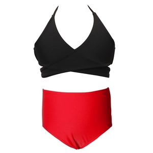 Mädchen Bikini-Set mit schwarzem Neckholder-Oberteil und roter High-Waist-Hose