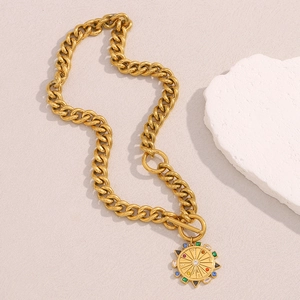 Détail de la chaîne cubaine plaquée or 18 carats avec pendentif boussole et zircons colorés