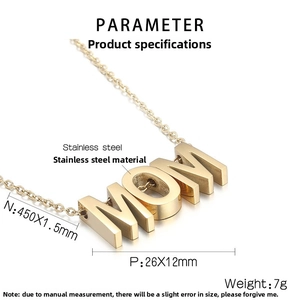Vue détaillée du pendentif MOM en acier inoxydable doré avec dimensions et spécifications