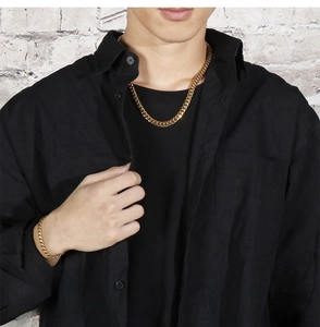 Detail of 8mm gold-plated cuban link chain set for men including necklace and bracelet