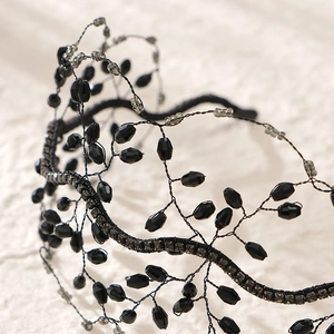 Elegante cerchietto da sposa nero con perline di cristallo e trama metallica intrecciata
