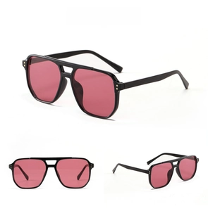 Trois angles de lunettes de soleil noires à double pont avec verres bordeaux et clous dorés