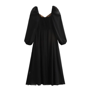 Robe midi noire élégante à manches bouffantes, col carré et détails imprimé léopard