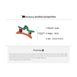 Détail de la pince à cheveux étoile en acrylique avec épissure orange et verte