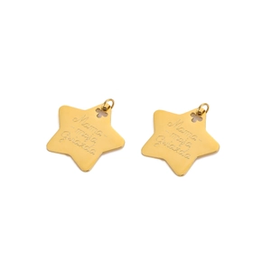 Détail de deux pendentifs étoile dorée avec gravure polonaise Mama moja Gwiazda