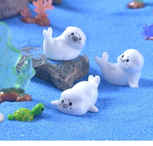 Miniature white resin sea lions and green turtle figurines for DIY aquarium landscape