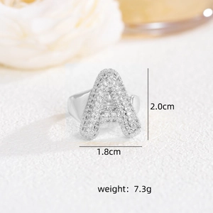 Dettaglio anello argento lettera A con dimensioni di 2,0 cm in altezza e peso di 7,3 g