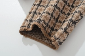 Nahaufnahme der braunen Hahnentritt-Strickstruktur und Manschettendetails der Freizeitjacke