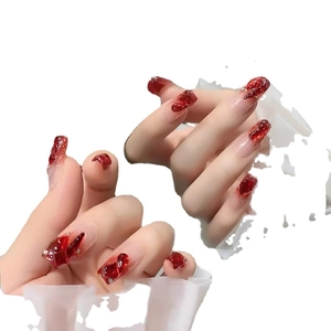Ongles à presser élégants dégradé rouge avec paillettes fines et décors de cristal 3D